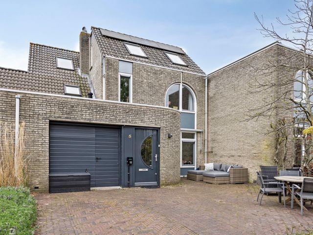 Jan Van Ruusbroeclaan 5, Oegstgeest