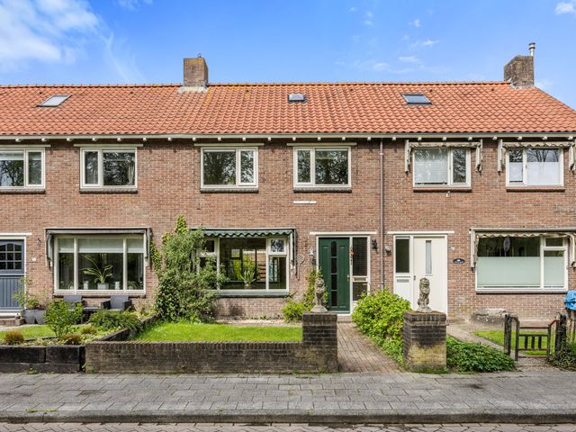 Burgemeester Praamsmalaan 16, Bolsward