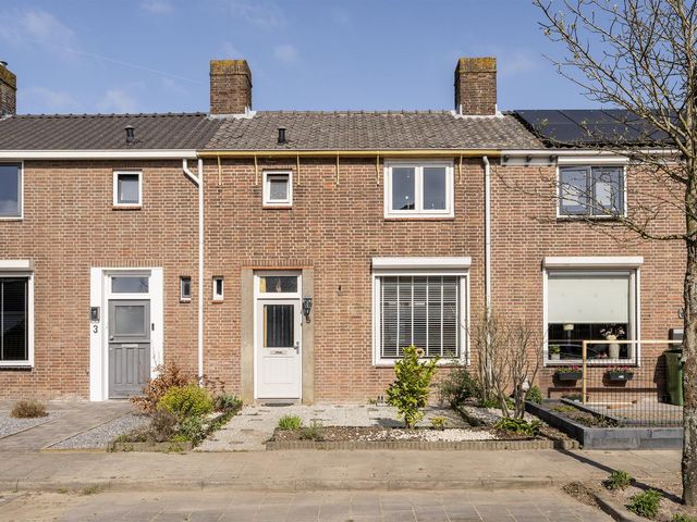 Koningin Julianastraat 5, Sint-Maartensdijk