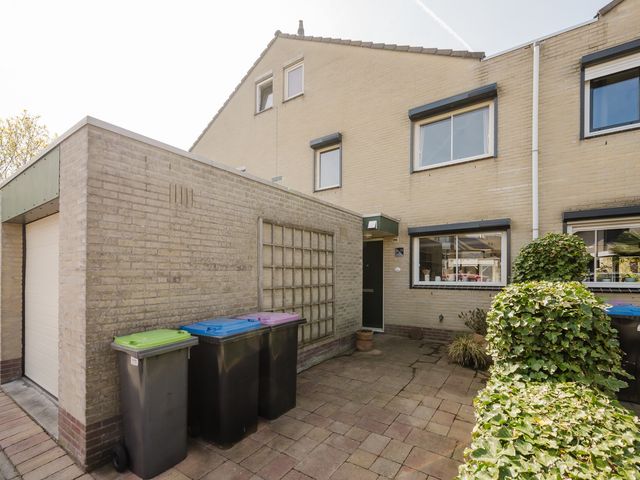 Suze Robertsonstraat 18, Spijkenisse