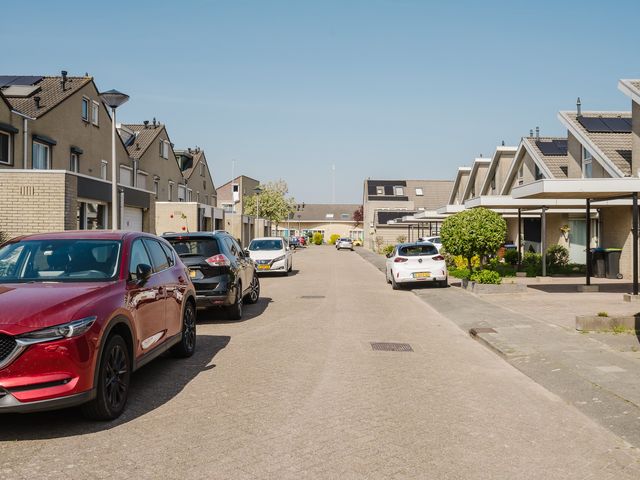 Suze Robertsonstraat 18, Spijkenisse