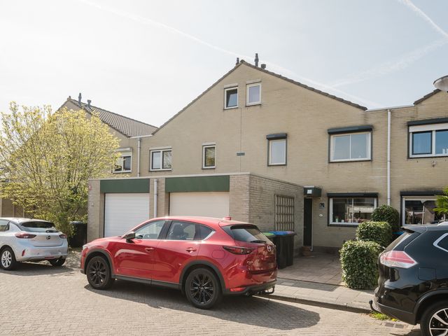 Suze Robertsonstraat 18, Spijkenisse