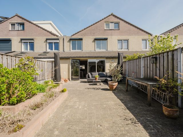 Suze Robertsonstraat 18, Spijkenisse