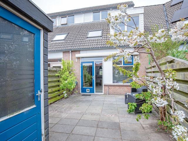 Pater Witteplein 15, Den Burg