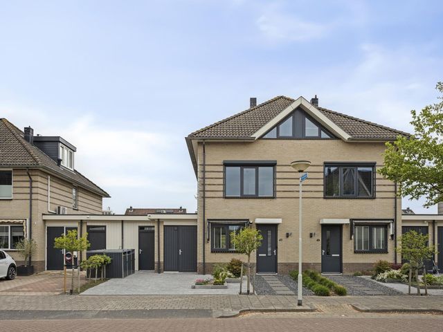 Bezeel 47, Rhoon