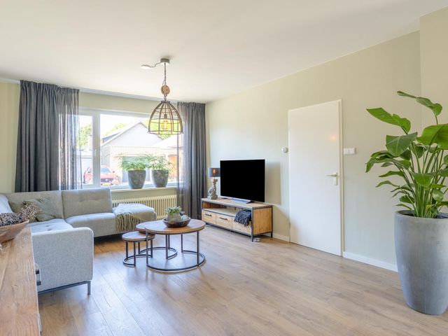 Burg. Paulssenstraat 12, Buchten