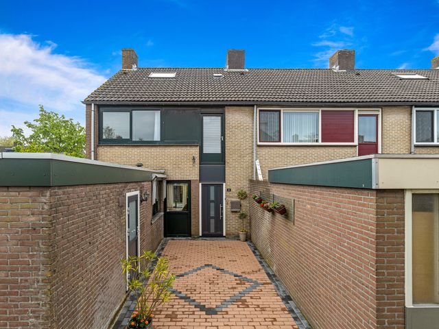 Domela Nieuwenhuisstraat 12, Papendrecht