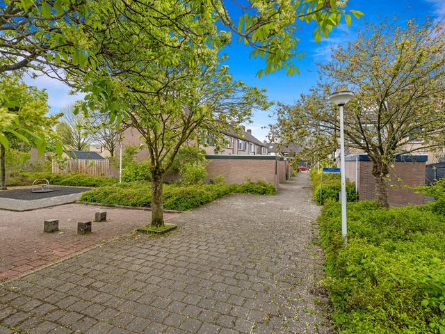 Domela Nieuwenhuisstraat 12, Papendrecht
