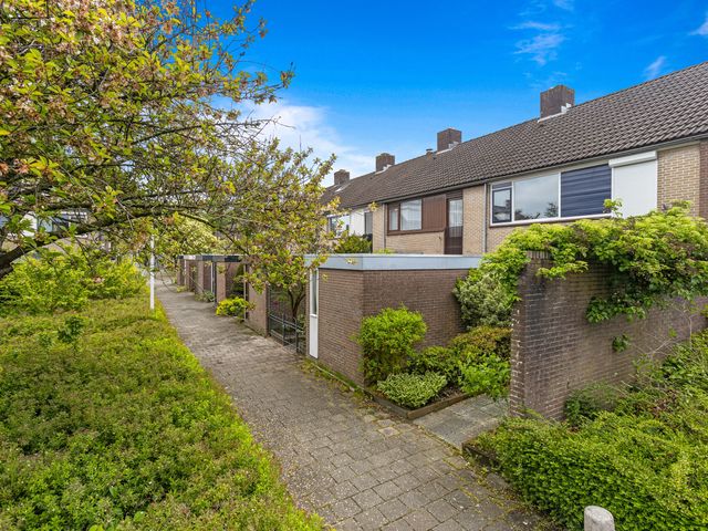 Domela Nieuwenhuisstraat 12, Papendrecht
