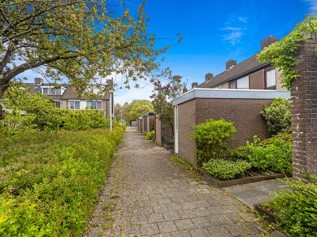 Domela Nieuwenhuisstraat 12, Papendrecht