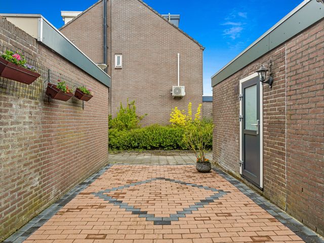 Domela Nieuwenhuisstraat 12, Papendrecht