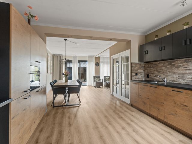 Domela Nieuwenhuisstraat 12, Papendrecht