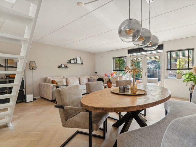 Karmozijnbes 6, Rotterdam
