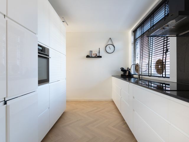 Karmozijnbes 6, Rotterdam