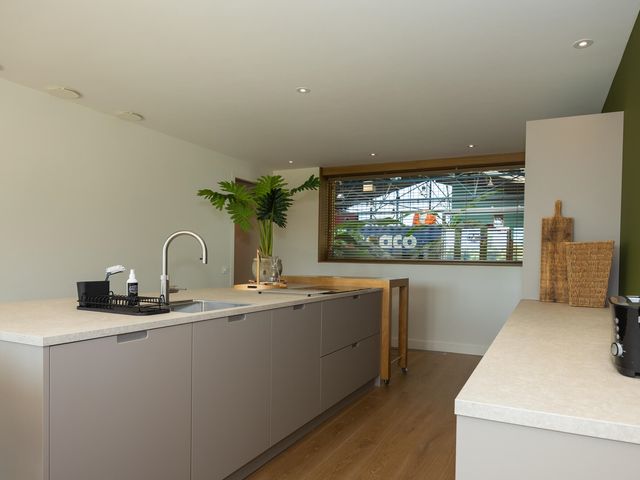 West 49, Avenhorn