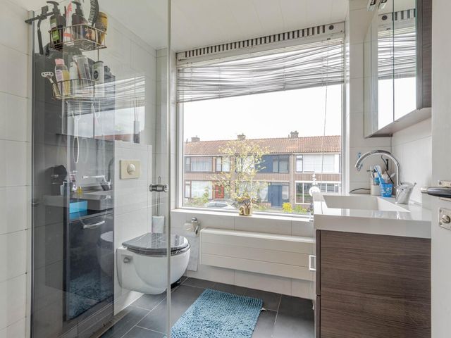 Jacob van Lennepstraat 12, Spijkenisse