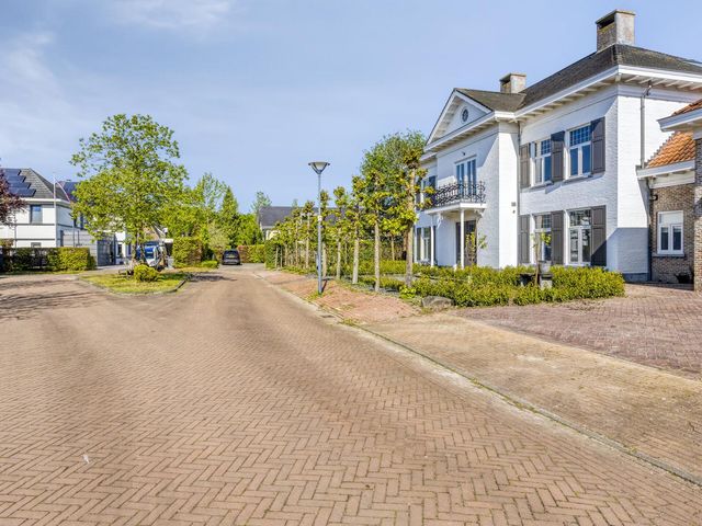 Steenhof 4, Bavel