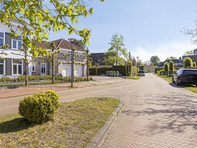 Steenhof 4, Bavel
