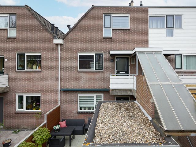 Stoholm 105, Hoofddorp
