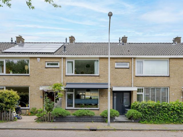 Callenburghplantsoen 8, Voorschoten
