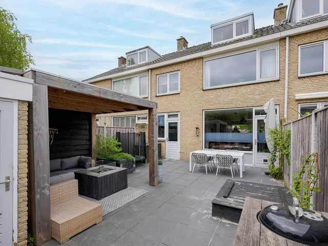 Callenburghplantsoen 8, Voorschoten