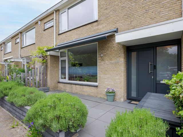 Callenburghplantsoen 8, Voorschoten