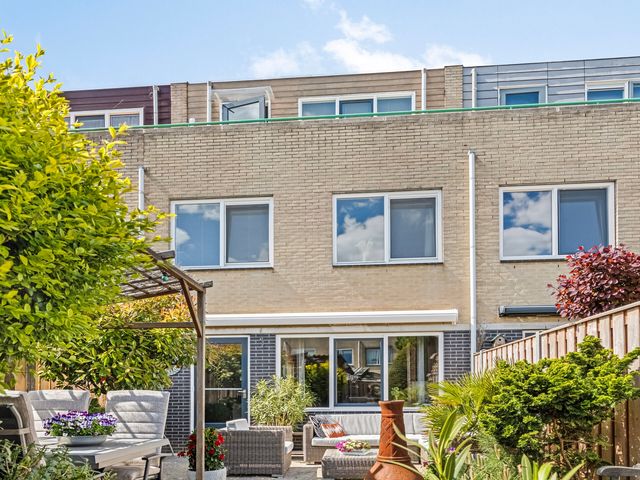 Guurtje Riemenshof 9, Leiden