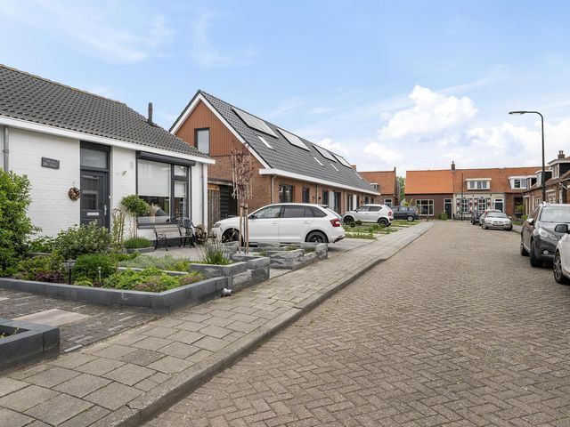 Bos 30, Stavenisse