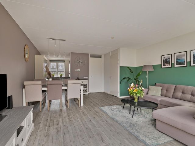 Julianastraat 33, Strijen