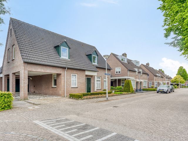 Klompenmaker 32, Oost West En Middelbeers