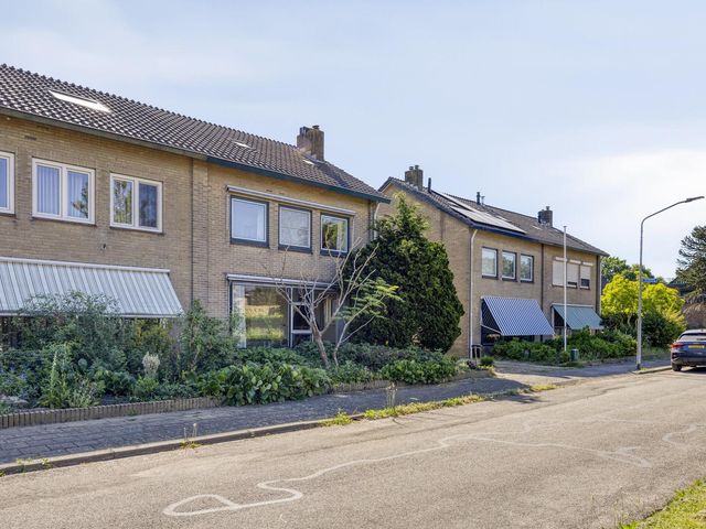 Dorpsplein 15, Weurt