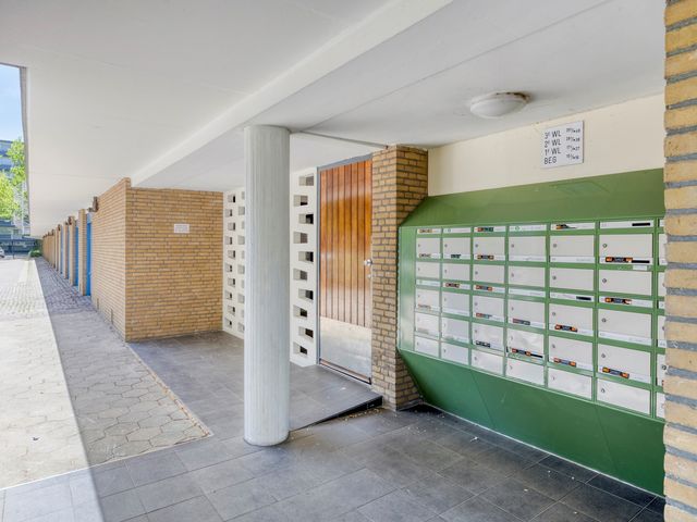 Bart Verhallenplein 46, Schiedam