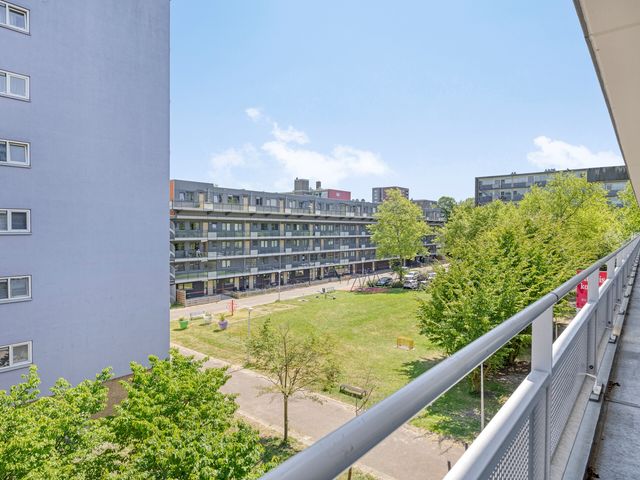 Bart Verhallenplein 46, Schiedam
