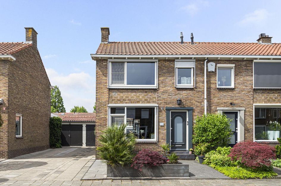 Domela Nieuwenhuisstraat 17