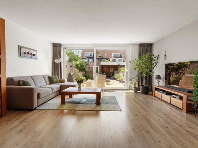 Oesterplantsoen 24, Almere