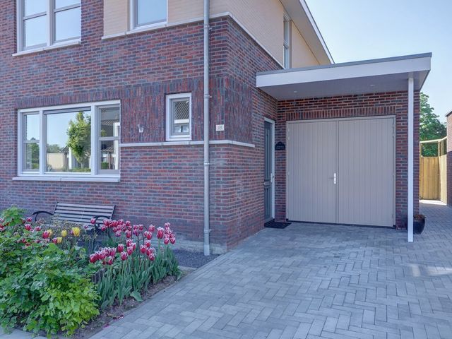 De Overhaal 15, Hem