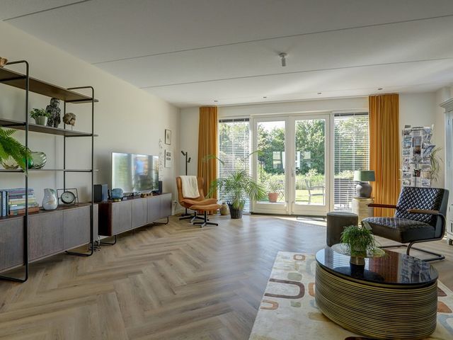 De Overhaal 15, Hem