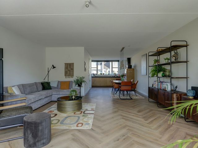 De Overhaal 15, Hem