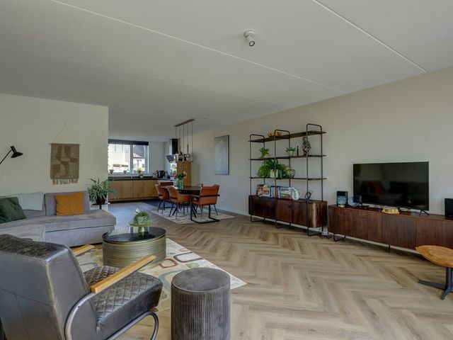 De Overhaal 15, Hem