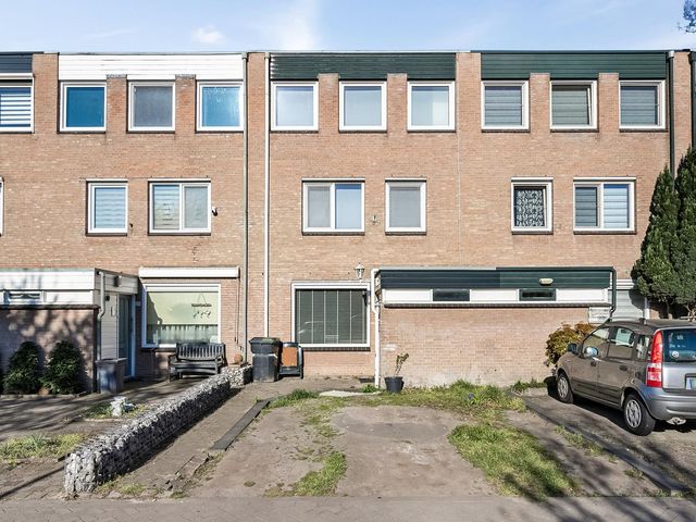 Van Oosterzeestraat 27, Tilburg