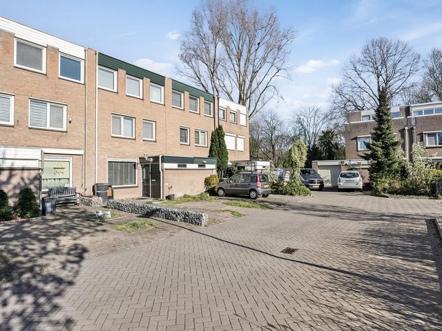 Van Oosterzeestraat 27, Tilburg
