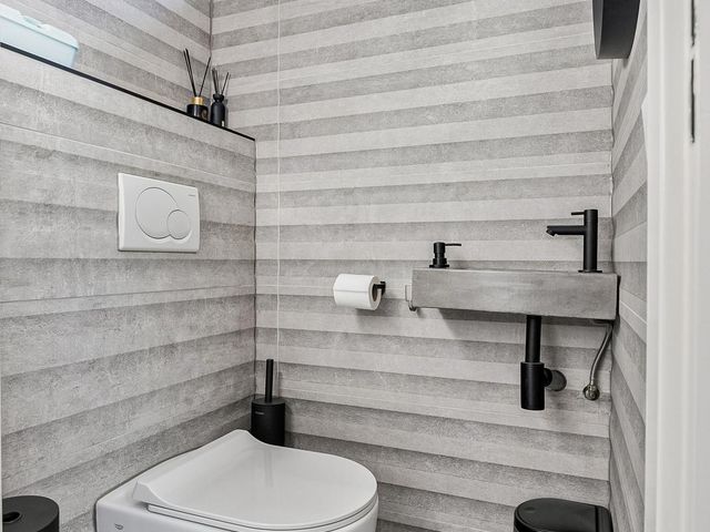 Van Oosterzeestraat 27, Tilburg