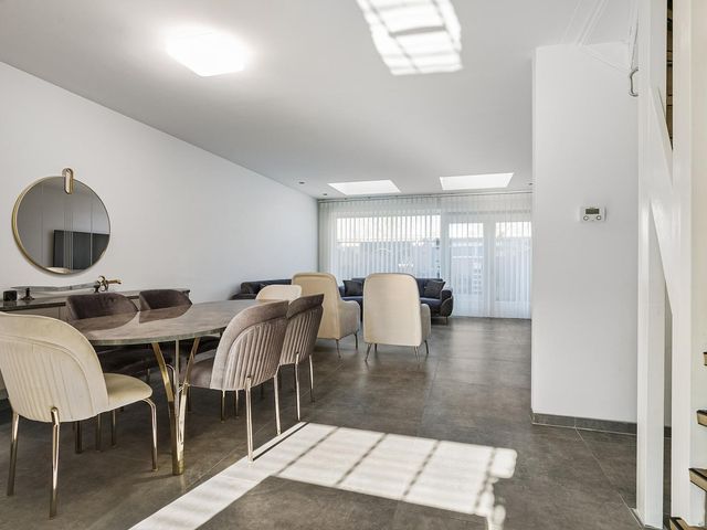 Van Oosterzeestraat 27, Tilburg