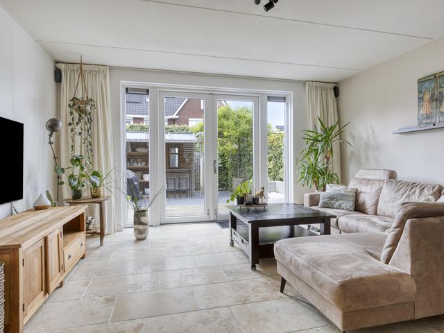 Iepenblad 10, Oostvoorne