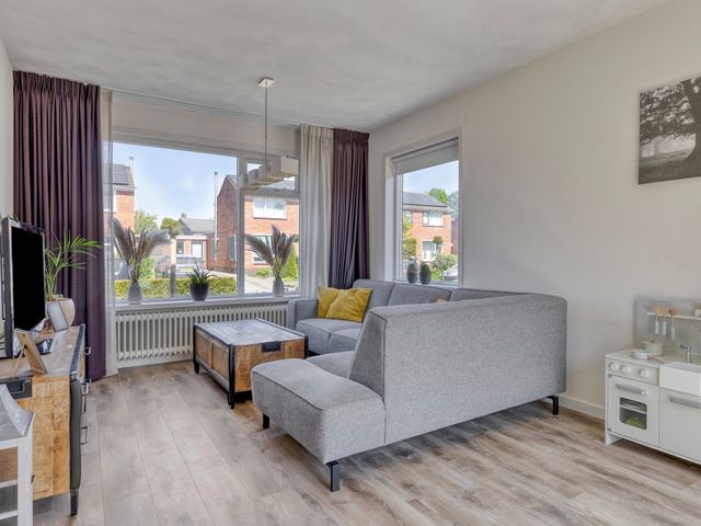 Burgemeester Borgerstraat 14, Roden