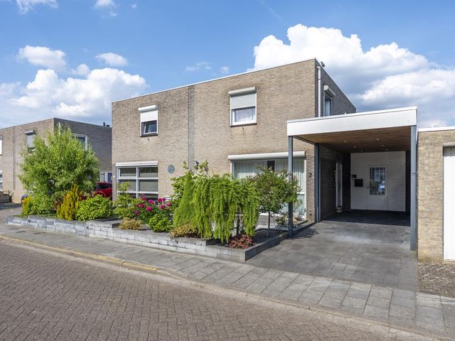 Burg. Onlandstraat 2, Born