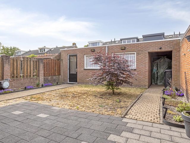 Bloemenoordplein 22, Waalwijk
