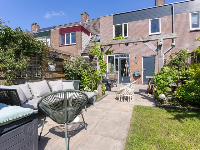 Paardebloem 12, Zwaag