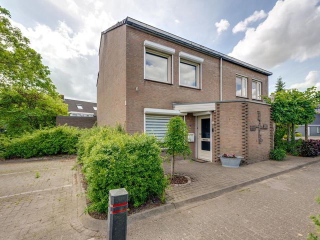 Joostveld 12, Roosendaal