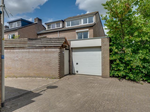 Joostveld 12, Roosendaal